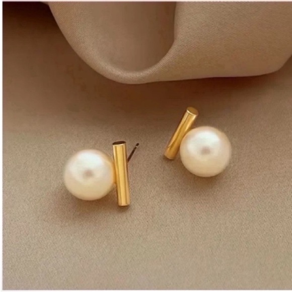 NWOT Gold Bar Pearl Post Earrings - Picture 2 of 3